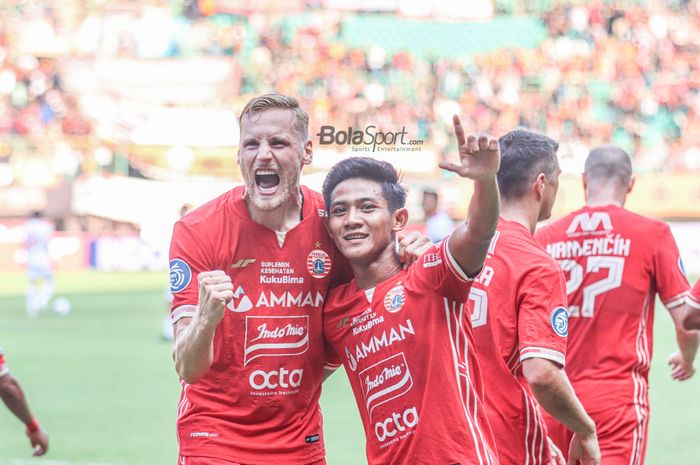 Bek Persija Jakarta, Firza Andika (kanan), nampak melalukan selebrasi dengan Hanno Behrens (kiri) yang mampu mencetak gol ketika bertanding di Stadion Patriot Candrabhaga, Bekasi, Jawa Barat, 31 Juli 2022.