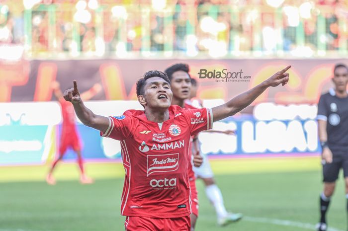 Bek sayap kanan Persija Jakarta, Frengky Deaner Missa (depan), sedang melakukan selebrasi seusai mencetak gol di Stadion Patriot Candrabhaga, Bekasi, Jawa Barat, 31 Juli 2022 