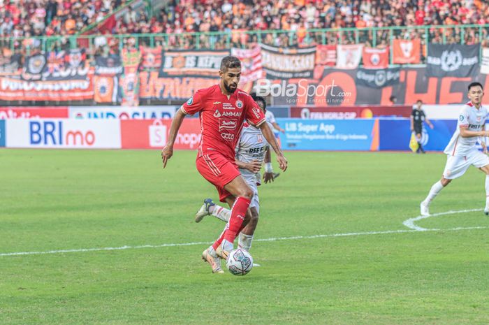 Penyerang Persija Jakarta, Abdulla Yusuf Abdulrahim Mohamed Helal, sedang menguasai bola ketika bertanding di Stadion Patriot Candrabhaga, Bekasi, Jawa Barat, 31 Juli 2022.