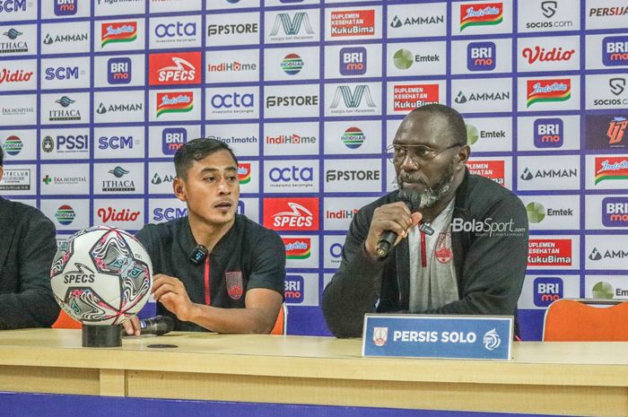 Pelatih Persis Solo, Jacksen Ferreira Tiago (Jacksen F Tiago), sedang memberikan keterangan kepada awak media dan ditemani sang pemain bernama Samsul Arif di Stadion Patriot Candrabhaga, Bekasi, Jawa Barat, 31 Juli 2022.