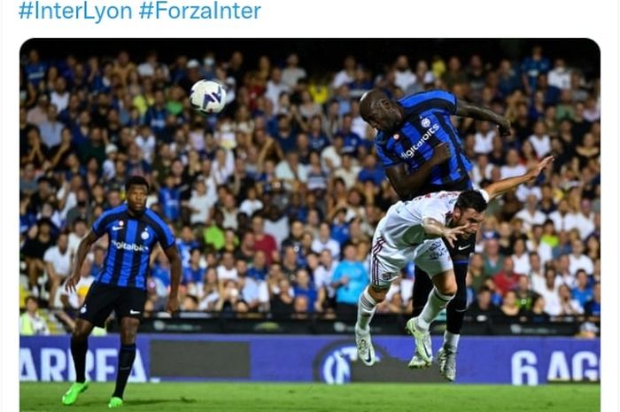 Romelu Lukaku cetak gol Inter Milan ke gawang Lyon dalam uji coba pramusim di Cesena (30/7/2022).