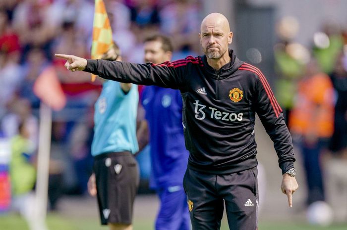 Pelatih Manchester United, Erik ten Hag, memberikan instruksi kepada anak-anak asuhnya dalam laga pramusim Liga Inggris kontra Atletico Madrid di Stadion Ullevaal, Sabtu (30/7/2022).