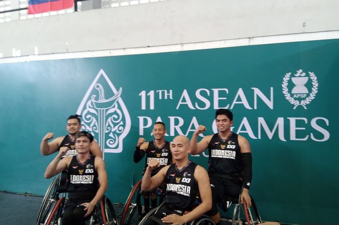 Pemain tim nasional basket kursi roda memastikan raihan medali perunggu ASEAN Para Games 2022 dari nomor basket 3x3 putra setelah mengalahkan Kamboja di GOR Sritex Arena, Surakarta, 31 Juli 2022.