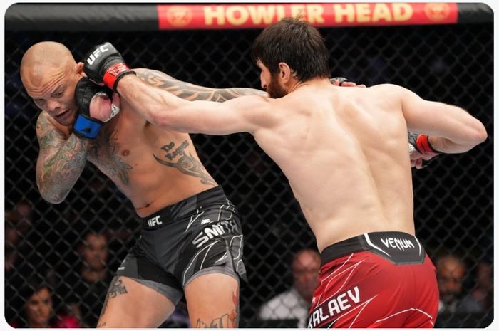 Magomed Ankalaev (celana merah) mengalahkan Anthony Smith dalam hasil UFC 277, Minggu (31/7/2022) WIB di Dallas.