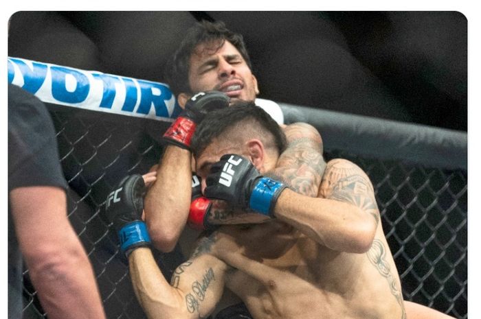 Alexandre Pantoja mencekik Alex Perez untuk meraih kemenangan cepat di ronde pertama dalam hasil UFC 277, Minggu (31/7/2022) WIB di Dallas.