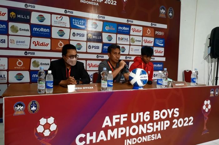 Pelatih timnas U-16 Indonesia, Bima Sakti, saat menghadiri jumpa pers seusai laga Piala AFF U-16 2022 melawan Filipina, Minggu (31/7/2022).