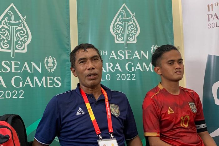 Pelatih timnas sepak bola CP Indonesia, Anshar Ahmad dan kapten tim,  Yahya Hernanda, berbicara kepada awak media setelah pertandingan melawan Thailand pada laga perdana di Stadion UNS Solo, Minggu (31/7/2022)