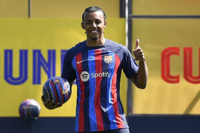 Barcelona akhirnya mendaftarkan Jules Kounde. Akan tetapi, hal itu menciptakan masalah besar bagi anggota skuad mereka yang lain