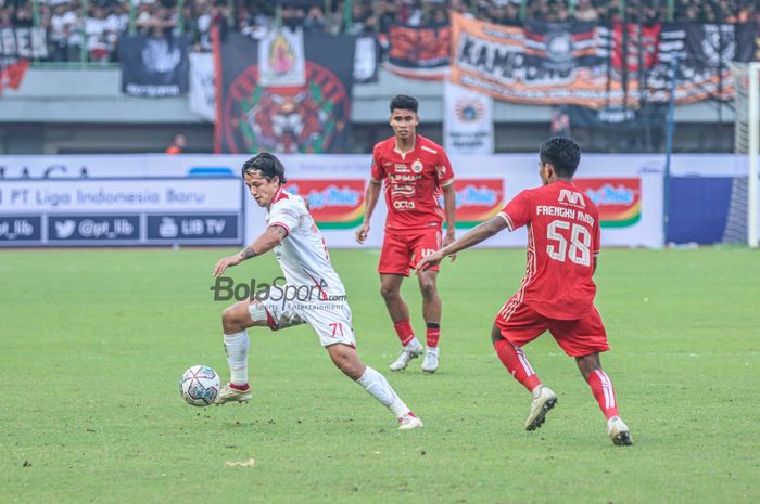 Penyerang Persis Solo, Irfan Bachdim (kiri), sedang menguasai bola ketika bertanding di Stadion Patriot Candrabhaga, Bekasi, Jawa Barat, 31 Juli 2022.