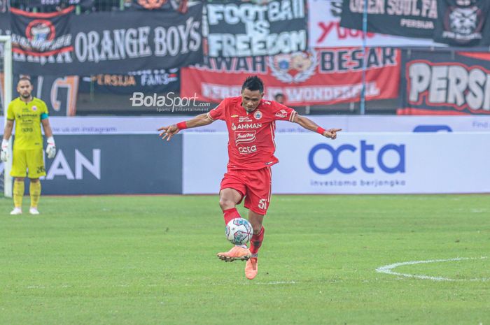 Bek Persija Jakarta, Maman Abdurrahman, sedang menendang bola ketika bertanding di Stadion Patriot Candrabhaga, Bekasi, Jawa Barat, 31 Juli 2022.