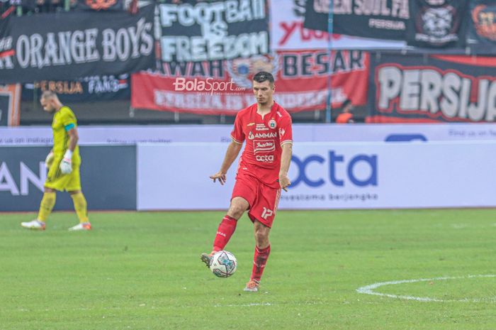 Bek Persija Jakarta, Ondrej Kudela, sedang menguasai bola ketika bertanding di Stadion Patriot Candrabhaga, Bekasi, Jawa Barat, 31 Juli 2022.