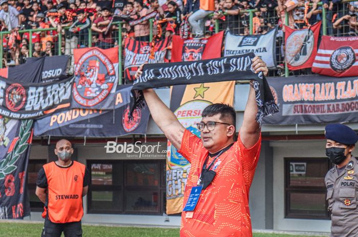 Ketua The Jakmania, Diky Soemarno, nampak sedang membentangkan slayer saat menonton tim kesayangannya  di Stadion Patriot Candrabhaga, Bekasi, Jawa Barat, 31 Juli 2022.