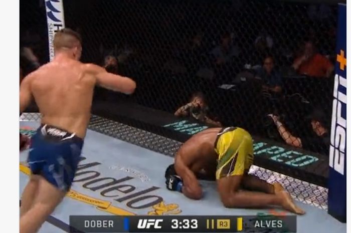 Aksi korban Islam Makhachev, Drew Dober membuat lawannya, Rafael Alves meringkuk karena pukulannya pada UFC 277 (30/7/2022) di Texas, Amerika Serikat.