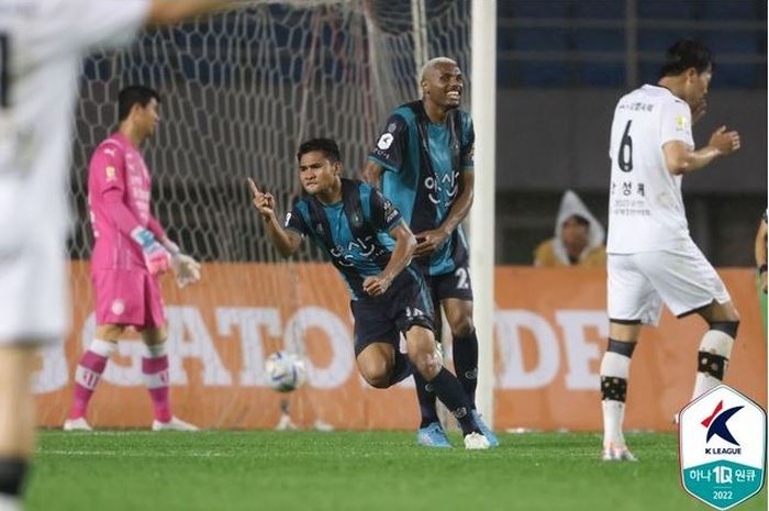 Pemain Ansan Greeners, Asnawi Mangkualam, mencetak gol pada laga pekan ke-30 K-League 2 2022 kontra Jeonnam Dragons, Minggu (31/7/2022). 
