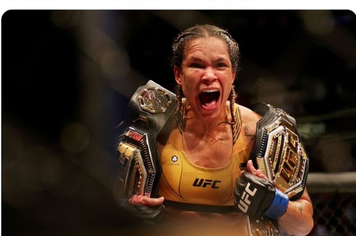 Ekspresi kegembiraan Amanda Nunes usai menangi UFC 277, Minggu siang (31/7/2022) WIB.
