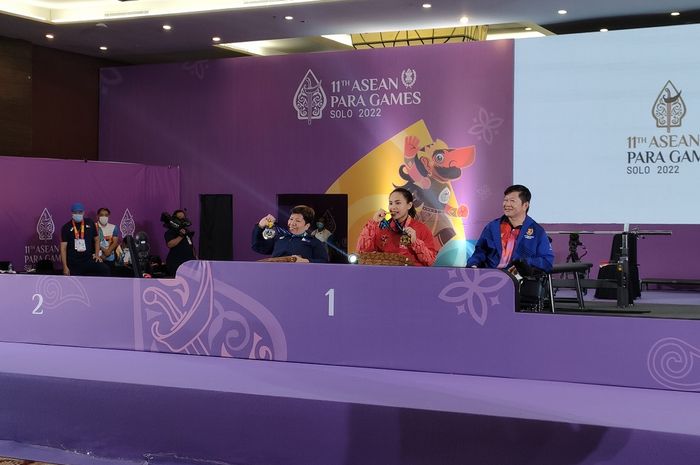Ni Nengah Widiasih Meraih dua medali emas di ajang ASEAN Para Games 2022 dari nomor putri 45 kg, Senin (1/8/2022) di Paragon Hotel Solo