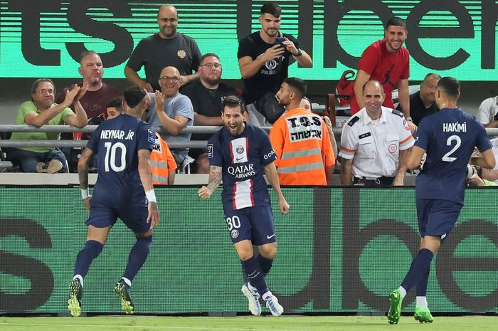 Striker Paris Saint-Germain, Lionel Messi, merayakan gol ke gawang Nantes dalam laga Piala Super Prancis di Stadion Bloomfield, Minggu (31/7/2022).