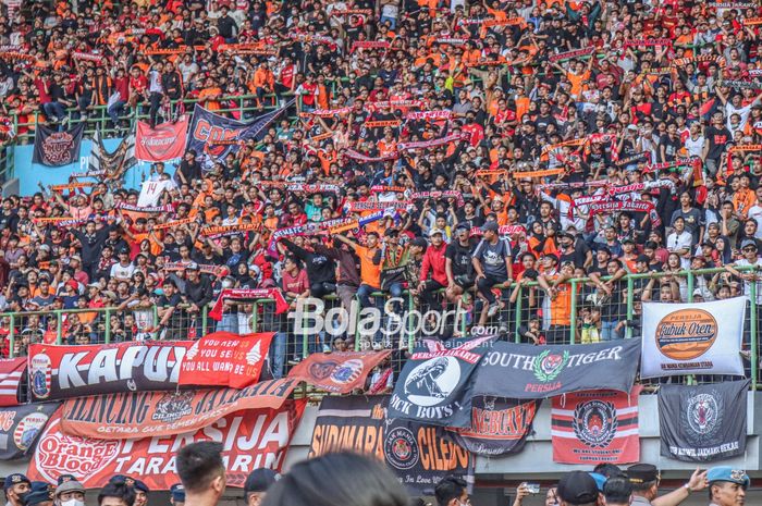 The Jakmania nampak memadati area di Stadion Patriot Candrabhaga, Bekasi, Jawa Barat, 31 Juli 2022.