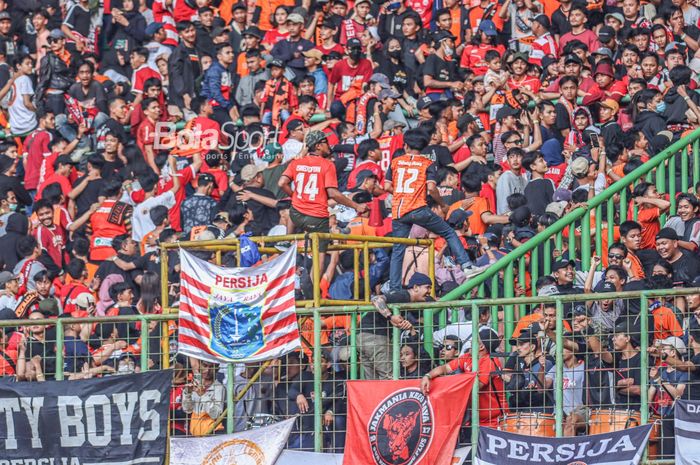 The Jakmania sedang memberikan dukungan di Stadion Patriot Candrabhaga, Bekasi, Jawa Barat, 31 Juli 2022.