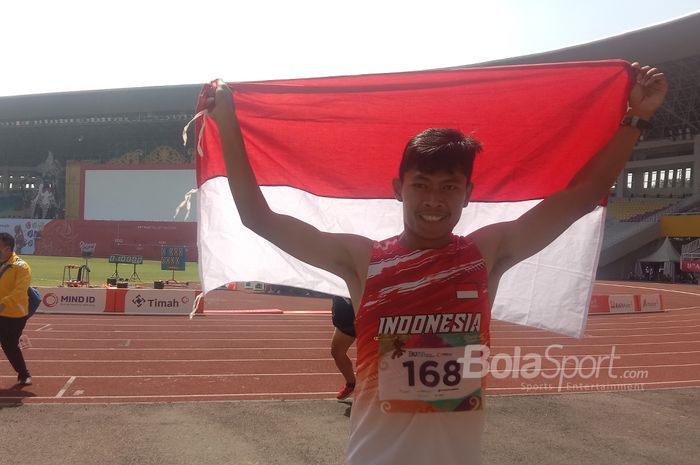 Sprinter Indonesia, Saptoyogo Purnomo, merayakan kesuksesannya meraih medali emas setelah memenangi lomba 100 meter putra T37 ASEAN Para Games 2022 di Stadion Manahan, Solo, 1 Agustus 2022.