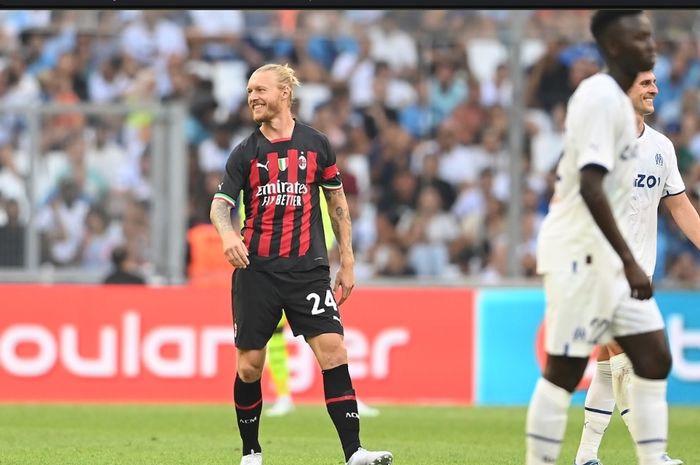 Bek AC Milan, Simon Kjaer, kembali merumput setelah absen selama 8 bulan akibat cedera.