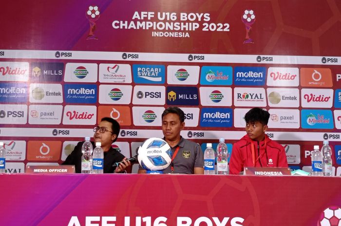 Pelatih timnas U-16 Indonesia, Bima Sakti dan striker Kaka saat menghadiri jumpa pers seusai laga Piala AFF U-16 2022 melawan Filipina, Minggu (31/7/2022).