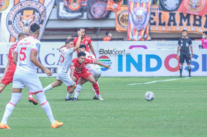 Gelandang Persija Jakarta, Syahrian Abimanyu (tengah), sedang berusaha mengejar bola dan keluar dari penjagaan lawan saat bertanding di Stadion Patriot Candrabhaga, Bekasi, Jawa Barat, 31 Juli 2022.