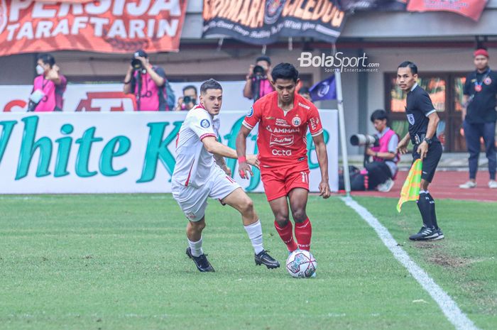 Bek sayap kiri Persija Jakarta, Firza Andika (kanan), sedang menguasai bola dan dibayangi pemain Persis Solo bernama Alexis Nahuel Messidorro (kiri) saat bertanding di Stadion Patriot Candrabhaga, Bekasi, Jawa Barat, 31 Juli 2022.