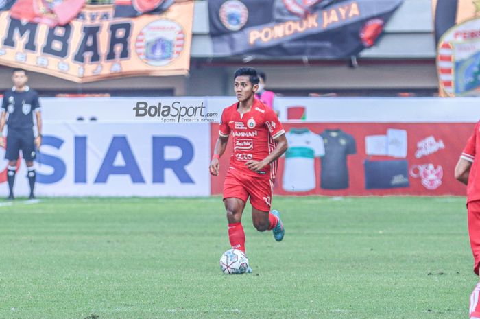 Bek sayap kiri Persija Jakarta, Firza Andika, sedang menguasai bola saat bertanding di Stadion Patriot Candrabhaga, Bekasi, Jawa Barat, 31 Juli 2022.