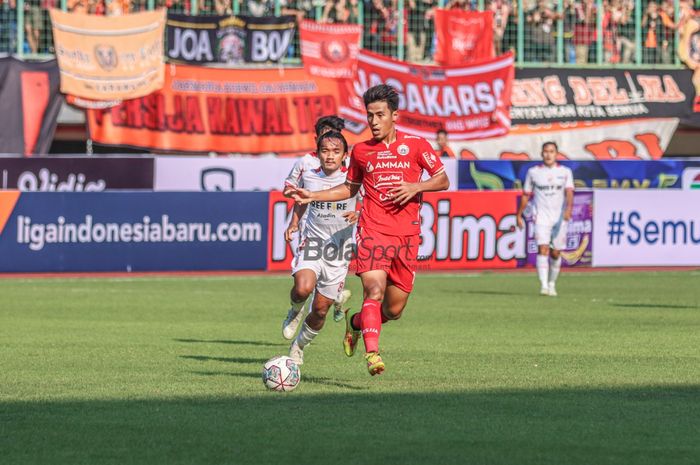 Gelandang Persija Jakarta, Hanif Sjahbandi (kanan), sedang menguasai bola dan dibayangi pemain Persis Solo bernama Taufiq Febriyanto (kiri) saat bertanding di Stadion Patriot Candrabhaga, Bekasi, Jawa Barat, 31 Juli 2022.