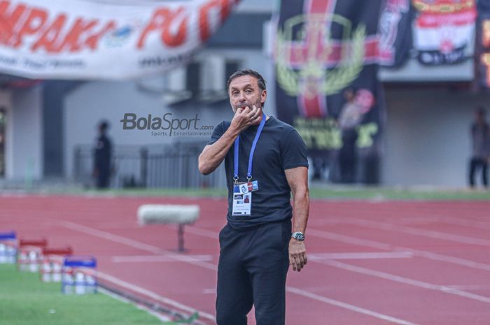 Pelatih Persija Jakarta, Thomas Doll, nampak sedang memanggil pemainnya dengan bersiul ketika bertanding di Stadion Patriot Candrabhaga, Bekasi, Jawa Barat, 31 Juli 2022.