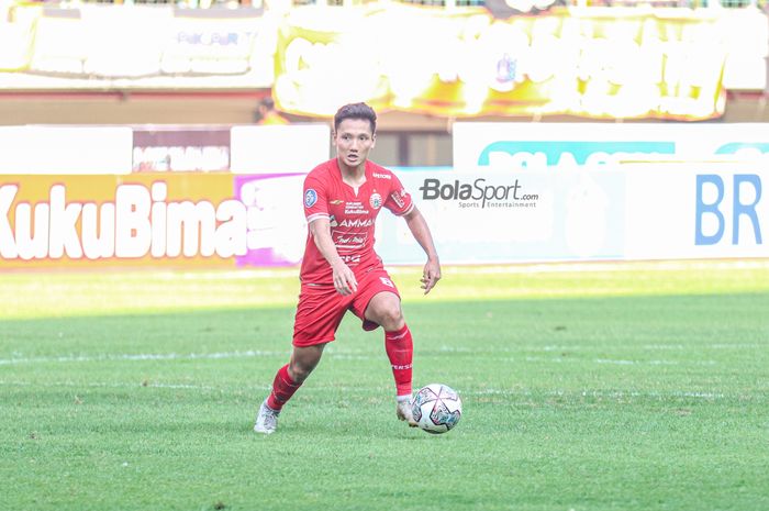 Gelandang Persija Jakarta, Syahrian Abimanyu, sedang menguasai bola ketika bertanding di Stadion Patriot Candrabhaga, Bekasi, Jawa Barat, 31 Juli 2022.