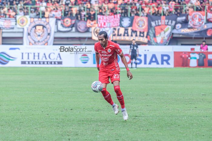 Bek Persija Jakarta, Hansamu Yama Pranata, sedang menguasai bola ketika bertanding di Stadion Patriot Candrabhaga, Bekasi, Jawa Barat, 31 Juli 2022.