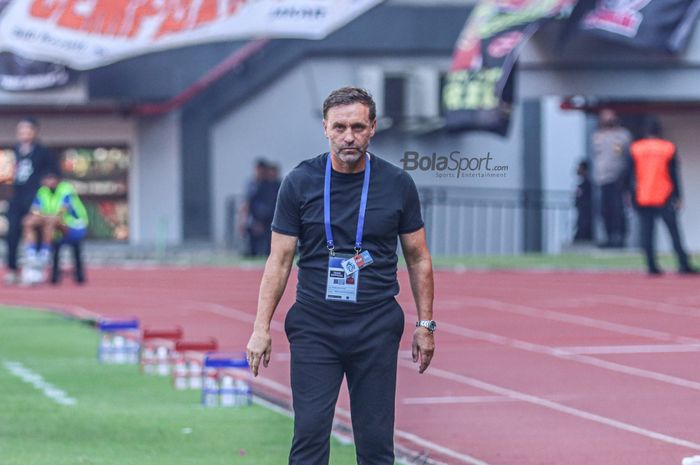 Pelatih Persija Jakarta, Thomas Doll, sedang memantau para pemainnya bertanding di Stadion Patriot Candrabhaga, Bekasi, Jawa Barat, 31 Juli 2022.