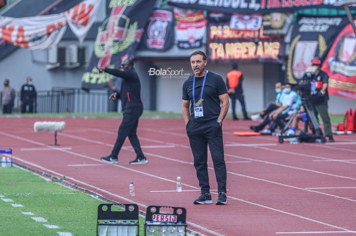 Pelatih Persija Jakarta, Thomas Doll (kanan), sedang memantau para pemainnya bertanding di Stadion Patriot Candrabhaga, Bekasi, Jawa Barat, 31 Juli 2022.