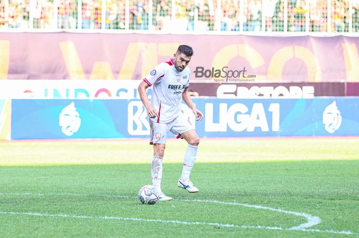 Bek Persis Solo, Fabiano Beltrame, sedang menguasai bola ketika bertanding di Stadion Patriot Candrabhaga, Bekasi, Jawa Barat, 31 Juli 2022.