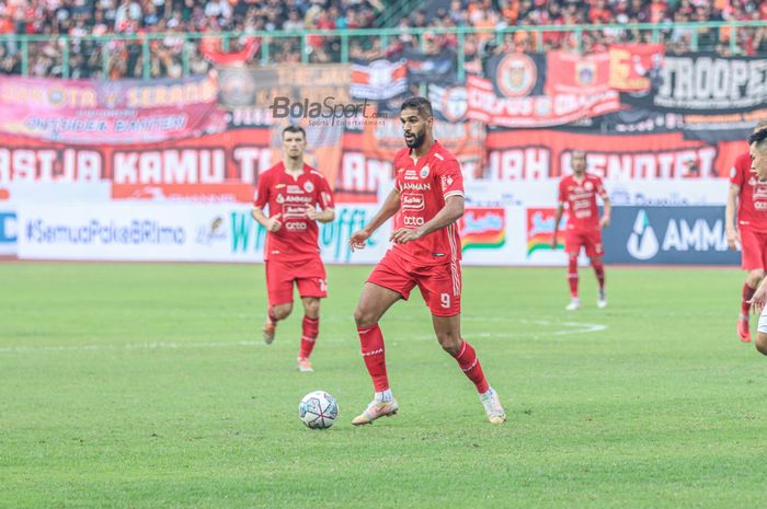 Penyerang Persija Jakarta, Abdulla Yusuf Abdulrahim Mohamed Helal (kanan), sedang menguasai bola ketika bertanding di Stadion Patriot Candrabhaga, Bekasi, Jawa Barat, 31 Juli 2022.