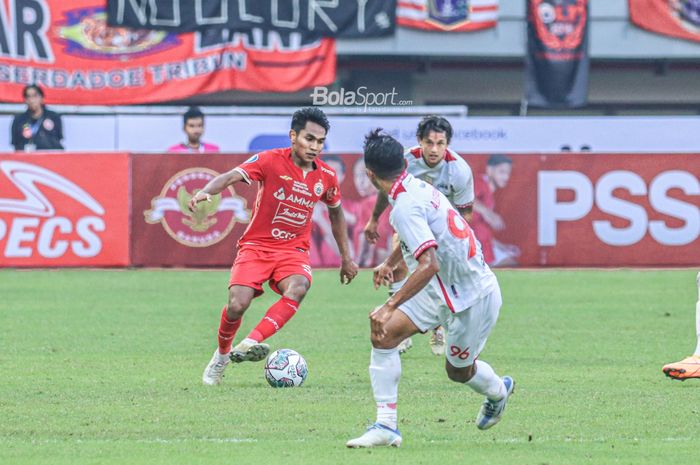 Bek sayap kanan Persija Jakarta, Frengky Deaner Missa aliasFrengky Missa (kiri), sedang menguasai bola ketika bertanding di Stadion Patriot Candrabhaga, Bekasi, Jawa Barat, 31 Juli 2022.