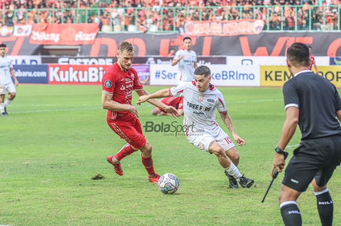 Gelandang Persis Solo, Alexis Nahuel Messidoro (kanan), sedang menguasai bola dan dibayangi pemain Persija Jakarta bernama Hanno Behrens (kiri) saat bertanding di Stadion Patriot Candrabhaga, Bekasi, Jawa Barat, 31 Juli 2022.