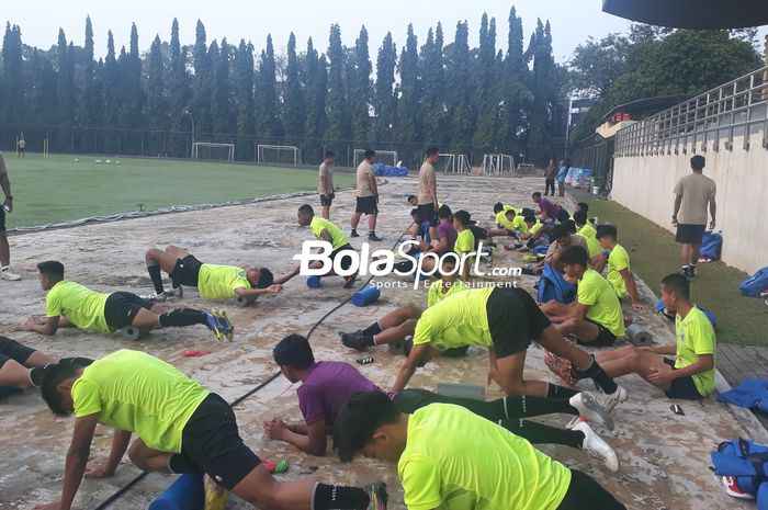 Suasana latihan timnas U-16 Indonesia di Lapangan Universitas Negeri Yogyakarta pada Selasa (2/8/2022).