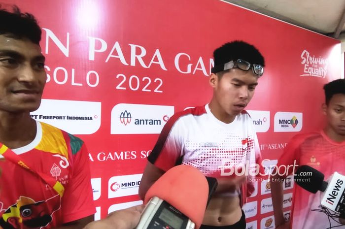 Indonesia menyapu bersih raihan medali pada lomba lari 100m putra T46 pada ASEAN Para Games 2022 di Stadion Manahan, Solo, Jawa Tengah, 2 Agustus 2022. Dari kiri: Erens Sabandar (perunggu), Figo Saputra (emas), dan Firza Faturahman Listianto (perak).
