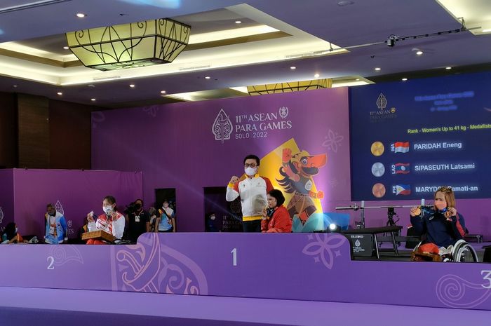 Eneng Paridah mendapatkan 2 medali emas cabor para-angkat berat nomor 41 kg putri ASEAN Para Games 2022 di Paragon Hotel Solo, Senin (1/8/2022)