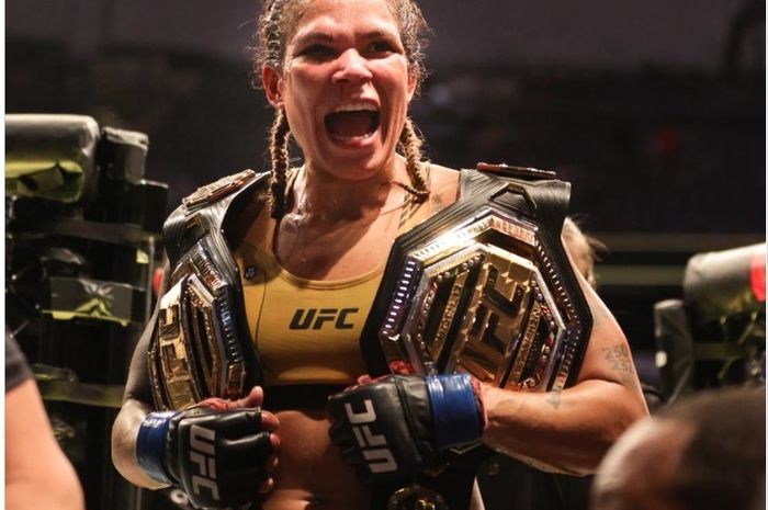 Juara kelas bantam dan bulu perempuan UFC, Amanda Nunes, setelah kemenangannya di UFC 277 pada 30 Juli 2022 di Dallas.