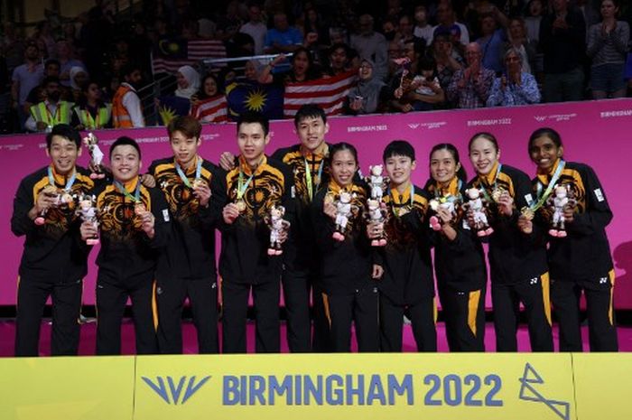 Timnas bulu tangkis Malaysia berpose dengan medali emas beregu campuran Commonwealth Games 2022 setelah mengalahkan India, Selasa (2/8/2022) di Birmingham, Inggris.