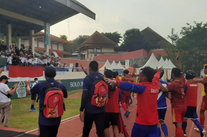 Pemain Indonesia mengajak pemain Kamboja mendekat ke tribun suporter Indonesia pada laga semifinal sepak bola CP ASEAN Para Games 2022 di Stadion Universitas Sebelas Maret, Rabu (3/8/2022)