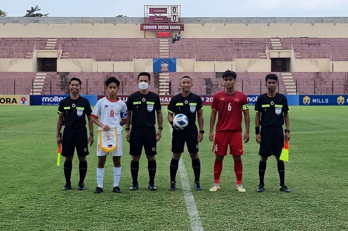 Kapten Filipina  dan kapten Vietnam berfoto bersama perangkat pertandingan dalam laga lanjutan Grup A Piala AFF U-16 2022, di Stadion Sultan Agung, Bantul, Yogyakarta, Rabu (3/8/2022).