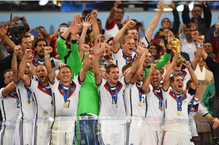 Timnas Jerman merayakan kesuksesannya merengkuh trofi Piala Dunia 2014 Brasil.