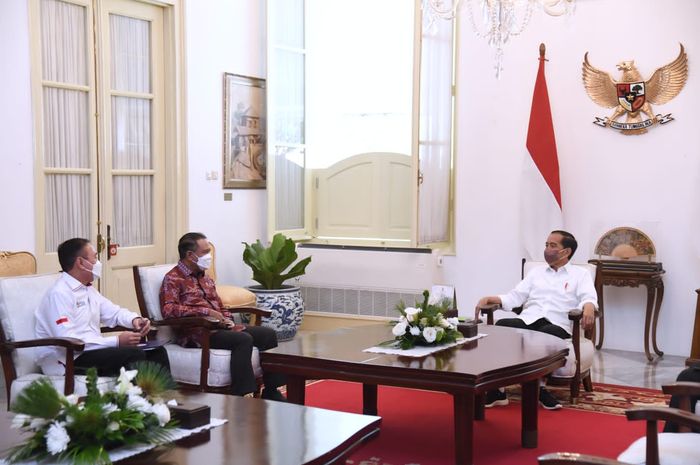 Presiden Joko Widodo menerima Menteri Pemuda dan Olahraga Zainudin Amali dan Ketua Umum PSSI Mochamad Iriawan di Istana Merdeka, Jakarta, Rabu, 3 Agustus 2022.