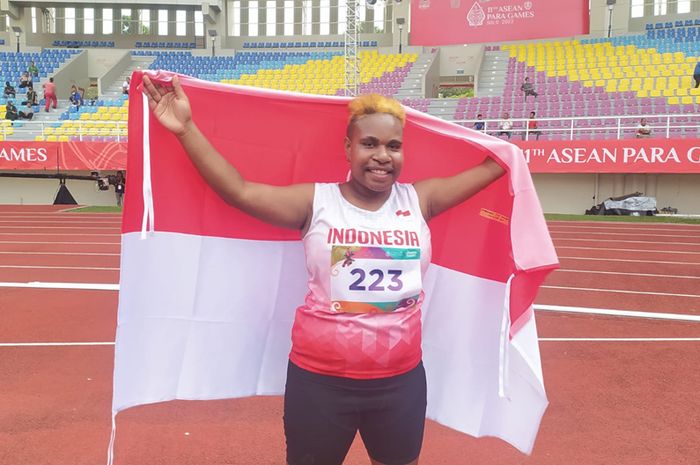 Atlet para-lempar lembing Maria Willia meraih medali emas di ASEAN Para Games 2022, di Stadion Manahan Solo, Rabu (3/8/2022)