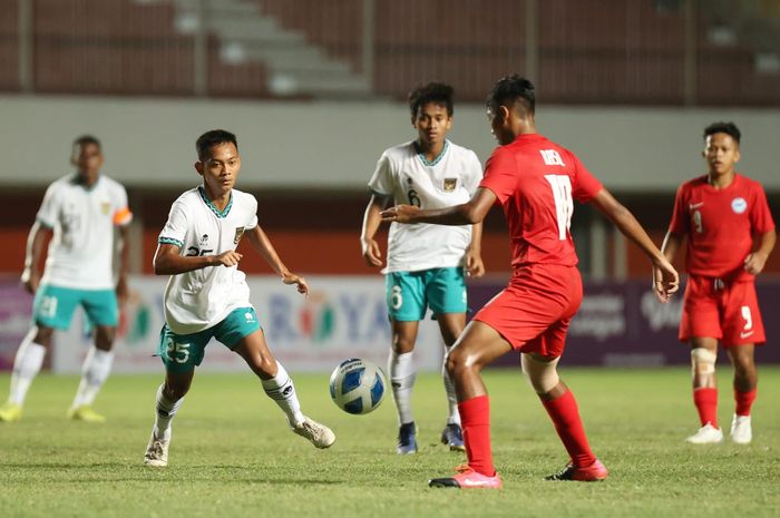 Aksi pemain Timnas U-16 Indonesia versus Singapura pada laga matchday kedua Grup A Piala AFF U-16 2022 di Stadion Maguwoharjo, Sleman, Yogyakarta, Rabu (3/8/2022).